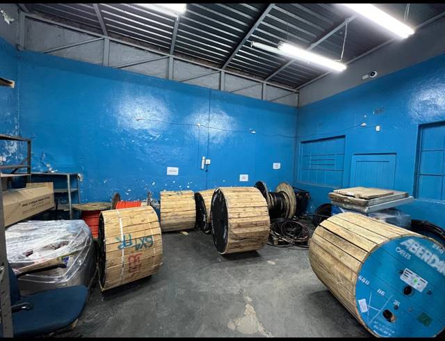 1,300M² WAREHOUSE TO LET IN FERNDALE